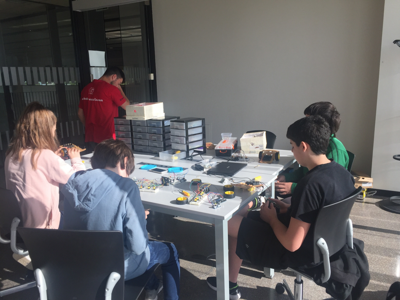 Robótica y electrónica: un taller del archivo de Kode Eskola.